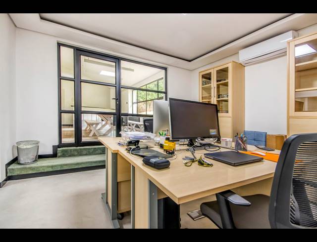 600M² OFFICE FOR SALE IN BRYANSTON